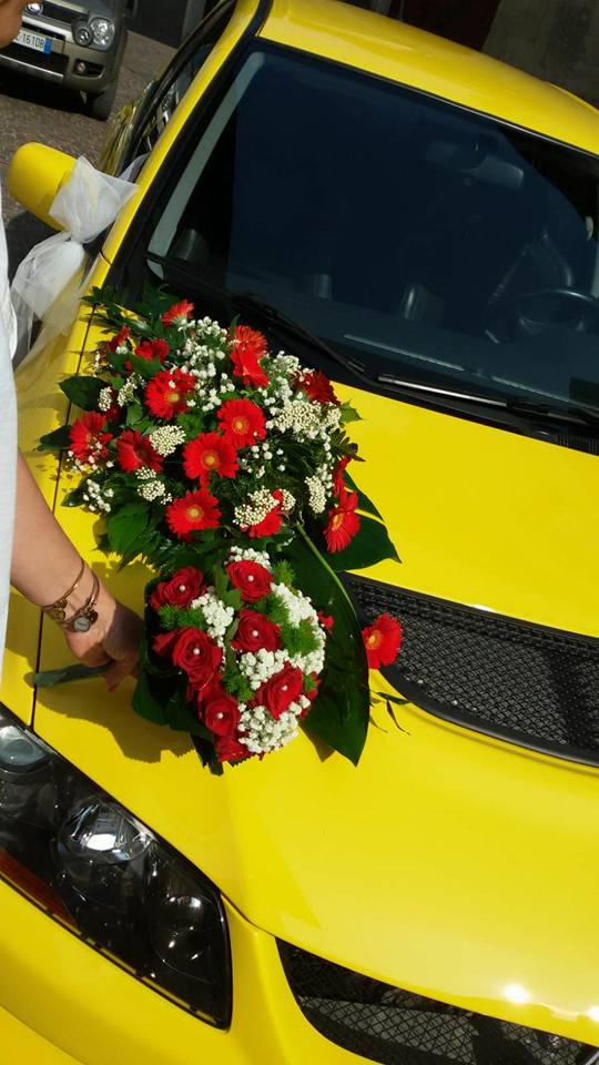 06 Allestimento Matrimonio Composizione Macchina e Bouchet Bianche Fioreria Bruseghini Besenello Trento